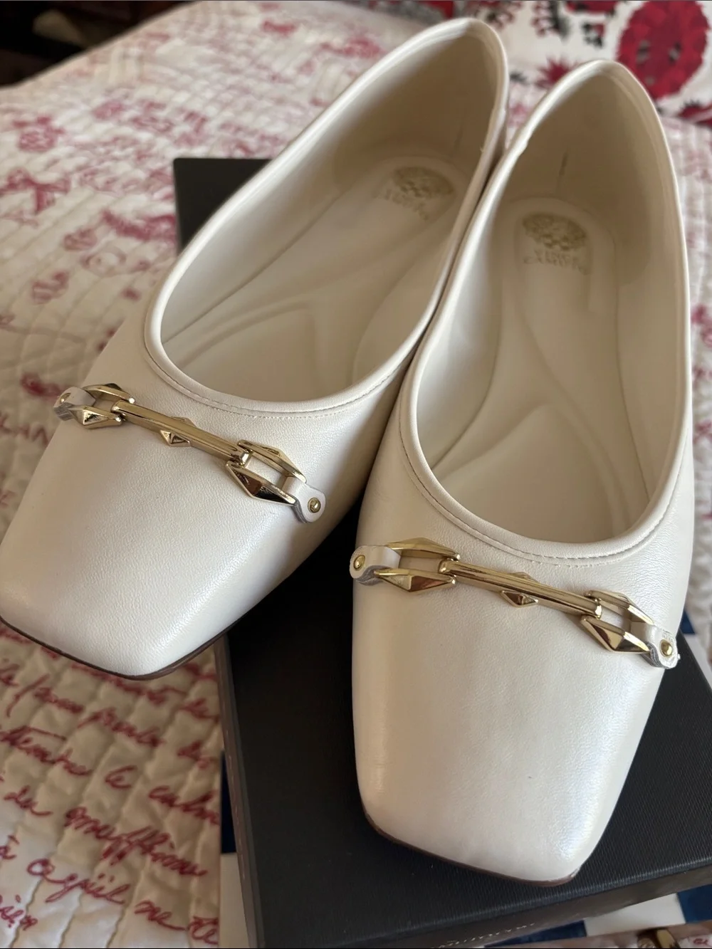 Vince Camuto Ivory Leather VIRNA Flats with Gold Hardware SZ 10M (Like New)
